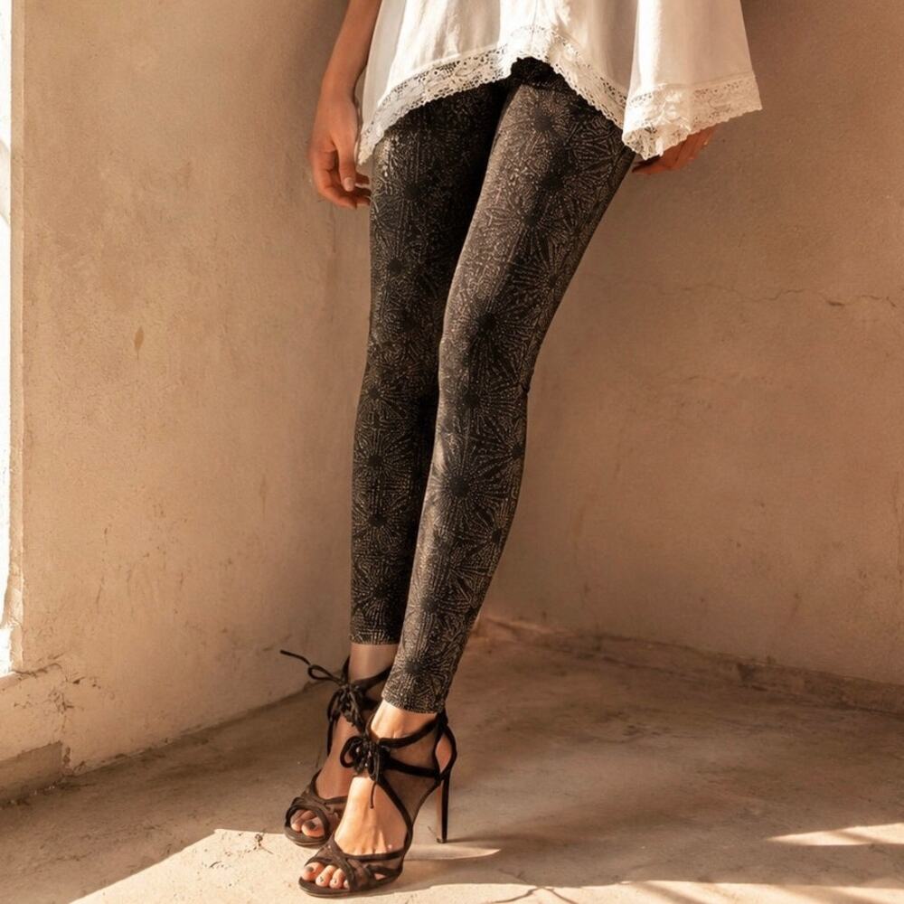 MIMI CHICA Nordstrom Metallic Shine Star Print Black and Gold Leggings Size XS